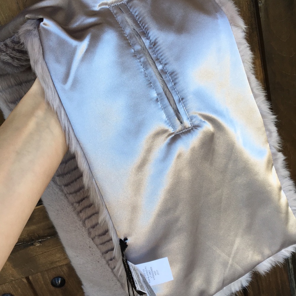 Banana Republic Faux Fur Pull Through Scarf - Picture 5 of 7